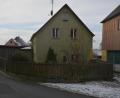 Bild: jr
Dieses ehemalige Wohnhaus, das seit vielen Jahren leer steht, soll im kommenden Frühjahr abgerissen werden. Dafür soll die Zufahrt zur Friedhofstraße (links) großzügiger gestaltet werden, ebenso die Einfahrt zur Gastwirtschaft „Kouh-Lenzen“ (rechts). Zudem wird ein neuer Gehweg angelegt.