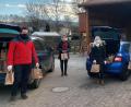 Bild: Marktgemeinde/Beate Ott/exb
Mitglieder der Landjugend Bad Neualbenreuth beim Verteilen der Päckchen.