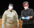 Bild: rhi
Zentrumsleiter Dr. Richard Wagner (rechts) händigte den Testern die Schutzkleidung aus und zeigte ihnen, wie sie sich ihrer nach dem Gebrauch wieder entledigen können, ohne sich selbst zu gefährden.