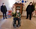 Bild: bey
100. Geburtstag feierte Margarete Dietl im AWO-Seniorenheim Windischeschenenbach. Bürgermeister Karlheinz Budnik (von links) gratulierte ebenso wie Tochter Waltraud Wolfrath stellvertretend für die Familie und Pfarrer Hubert Bartel.