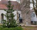 Bild: abi
Der evangelische Pfarrhof wurde bereits auf die anstehenden Freiluft-Gottesdienste vorbereitet. Beim Kriegerdenkmal bei der Bartholomäus-Kirche steht eine überdimensionale Kerze.