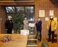 Bild: Stadt Weiden/exb
Pakete für Bedürftige gibt der Deutsch-Amerikanische Gemeinsame Ausschuss (DAGA) im Rathaus Weiden ab. Im Bild (von links) James P. Federline, Sabine Dippold, Oberbürgermeister Jens Meyer und DAGA-Präsident Helmut Wächter.