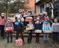 Bild: wku
Lehrerin Sieglinde Grüner-Kubitza (links) organisierte die Aktion der Grundschule für den Archeladen in Auerbach.