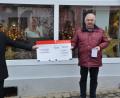 Bild: dob
Friseurmeister Günther Schönberger (links) übergibt die großartige Spendensumme von 6344,69 Euro für die Kinderkrebshilfe in der Region Oberpfalz Nord und das, obwohl heuer die Aktion "Styling gegen Krebs" nicht stattfinden konnte.