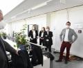 Bild: Petra Hartl
Landrat Richard Reisinger (links) mit den Verantwortlichen des Impfzentrums im LCC (daneben, von links): Joanna Sladki, die stellvertretende Leiterin des Impfzentrums, Leiterin Eileen Hauenstein, Ärztlicher Leiter Dr. Michael Scherer und BRK-Kreisgeschäftsführer Sebastian Schaller.