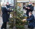Bild: gf
Michaela Frauendorfer, Oberbürgermeister Michael Cerny, Zweiter Bürgermeister Martin Preuß und der CSU-Fraktionsvorsitzende im Stadtrat, Matthias Schöberl (von links) beim Baumschmücken am Schweindlbrunnen.