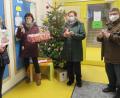Bild: jzk
Stefanie Baier, Regina Amm, Rita Ponnath und Jochen Gößl (von links) staunten über selbst gebastelten Engel und die selber gemalten Bilder der Kindergartengartenkinder für die Snioren-Weihnachtstüten.