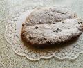 Bild: fsb
So sieht der fertige, brotförmige Christstollen aus:: Der dickere Teil wurde übergeschlagen und der Stollen nach dem Backen mit zerlassener Butter bestrichen und mit Puderzucker bestreut.