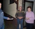 Bild: rlö
Überraschung gelungen: Alle Edelweiß-Mitglieder freuten sich über den unerwarteten Weihnachtsgruß ihres Vereins. Hier schaut (von links) Vorsitzender Christian Weiß (links) bei Ludwig und Erika Büttner vorbei.