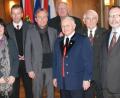 Archivbild: mmj
Im Dezember 2013 waren die Schönseer Sänger zum 40. Mal in Nürnberg aufgetreten. Das würdigte der damalige Oberbürgermeister Ulrich Maly (Zweiter von links) mit einem Empfang, an dem unter anderem Dirigent Andreas Wirnshofer (Dritter von rechts), Albert Tischler (Landsmannschaft, Zweiter von rechts), Birgit Höcherl (links, damals Bürgermeisterin von Schönsee) und Wilhelm Weidinger (im Hintergrund), zu der Zeit Oberpfälzer Kulturbund-Präsident, teilnahmen.
