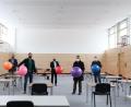 Bild: Lisa Söllner/exb
Bauleiter Reinhard Gürtler (von rechts.) und Architekt Alfred Popp übergaben zum Soft-Opening sechs Gymnastikbälle an Bürgermeister Harald Bemmerl, Rektor Dominik Bauer und dessen Stellvertreter Josef Beck.