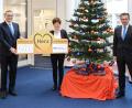 Bild: JOCHEN NEUMANN 
ERBENDORF
Insgesamt 5.000 Euro stehen als Spenden aus dem Gewinnspartopf zur Verfügung. Leider konnten diese heuer nicht direkt an die Vereinsvertreter überreicht werden. Auf dem Bild (von links) Geschäftsstellenleiter Hans Dumler, Kundenberaterin Doris Thurm und Vorstandsvorsitzender Joachim Geyer.