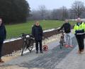 Bild: gf
Nun ist der Radweg zwischen Oberammersricht und dem Industriegebiet Nord an seiner steilsten Stelle auch für Radfahrer sicher ausgebaut. Das neue Teilstück stellten (von links) OB Michael Cerny, Tiefbauamtsleiter Norbert Füger, Bauingenieur Roman Kick und Bauleiter Florian Gottschalk vor.