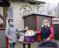 Bild: agr
Marion Weiß, Leiterin des Schwarzachtal-Kindergartens übergab die Spende an Renate Müller, 2. Vorsitzende des Tierschutzvereins Schwandorf.