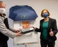 Bild: ads
Die Leiterin der Freiwilligenagentur „Amberg engagiert“ Catherine Dill stellte mit einem kleinen Helferkreis, darunter Dieter Gugg, allen 350 Ehrenamtlichen, die spontan und unbürokratisch zu Beginn der Corona-Pandemie Einsatz gezeigt haben und bis heute noch zeigen, kleine Dankeschönpakete zu.