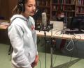 Bild: krb
Im Tonstudio singt diese Schülerin ihren Part für das Weihnachtskonzert ein.