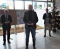 Bild: jpl
Bürgermeister Peter König (Neusorg), Rektor Alexander Köstler, Bürgermeister Wolfgang Söllner (Ebnath), Konrektorin Sandra Schmidl und Bautechniker Bernhard Ott (von links) bei der Inbetriebnahme der CO2-Sensoren. Die modernen Messgeräte ermöglichen künftig ein bedarfsgerechtes Lüften in den Klassenzimmern.