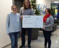 Bild: Liesa Weiß/exb
Ärztliche Leiterin Dr. Margarete Pickert und Pflegerischer Leiter Matthias Rössle (von links) der Ambulanten Palliativversorgung Nordoberpfalz freuen sich über die Spende, die Marion Forster von der Geschäftsleitung des Liebensteiner Kartonagenwerks überreicht.
