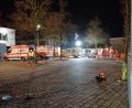 Bild: wpt
Rettungskräfte rückten am Donnerstagabend an, nachdem in der Seniorenresidenz im Naabtalpark in Burglengenfeld wegen Corona akuter Personalnotstand eingetreten war. Acht Bewohner wurden in umliegende Krankenhäuser gebracht.