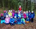 Bild: njn
Im Kirchenwald trafen die Buben und Mädchen des "Regenbogen"-Kindergartens tatsächlich auf den Heiligen Nikolaus.