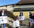 Bild: jp
Vor der Turnhalle präsentieren (von links) Bürgermeister Stefan Braun, Ulrike Hampl-Sperlich, Monika Breunig und Andreas Otterbein die Sanierungspläne.