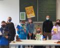 Bild: jpl
Cassandra Matt (sitzend) vertritt als Siegerin des Schulentscheids die Fichtelnaabtal-Mittelschule beim Kreisentscheid in Tirschenreuth. Die Jury setzte sich in diesem Jahr aus Konrektorin Sandra Schmidl, Schülersprecherin Leonie Serfling, Klassleiter Philipp Lippert und Rektor Alexander Köstler (hinten, von links) zusammen.