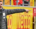 Bild: Armin Weigel/dpa
Kein Grund so grimmig dreinzublicken: Trainer Mersad Selimbegovic hat seinen Vertrag beim SSV Jahn Regensburg um zwei Jahre bis 2023 verlängert.