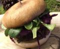 Bild: Dr.-Loew-Werkstätten Wernberg-Köblitz/exb
Mit Liebe selbst gemacht: Der Weihnachtsburger im B 14 ist eine aus der Krise heraus entstandene, saftige Eigenkreation der Beschäftigten der Dr.-Loew-Werkstätten.