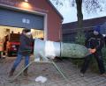 Bild: fvo
Barbara Wittmann (links) und Florian Stahl von der Feuerwehr Lennesrieth machen den verkauften Christbaum "versandtfertig".