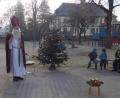 Bild: u
Not macht erfinderisch! In Corona-Zeiten war und ist diese Volksweisheit mehr als gefragt – so auch im Antonius-Kindergarten in Sachen Nikolausbesuch. Dort überraschte der Heilige Mann die Kinder beim Christbaumschmücken im Garten.



Not macht erfinderisch! In Corona-Zeiten war und ist diese Volksweisheit mehr als gefragt – so auch im Antonius-Kindergarten in Sachen Nikolausbesuch. Dort überraschte der Heilige Mann die Kinder beim Christbaumschmücken im Garten.