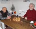 Bild: kaz
Herbert Baier und Paul Trapp (von links) spielen täglich eine Partie Schach - über das Telefon. Auch die 200. Partie fand - nach einer Runde Blitzschach - ebenfalls über das Telefon statt.