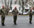 Bild: OSF Mario Hönig/Bundeswehr/exb
Von links: Stabsunteroffizier Marco Cygan und Hauptfeldwebel Sascha Schindler werden vom Bataillonskommandeur Oberstleutnant Sven Zickmantel ausgezeichnet.