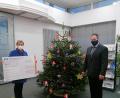 Bild: vsr
Bürgermeisterin Marion Höcht nahm die Spenden symbolisch entgegen. Der Christbaum im Hintergrund ist mit selbstgebastelten Anhängern des Kindergartens geschmückt. Leider konnten die Kinder den Baum dieses Jahr nicht selbst schmücken, sie überreichten ihre Dekorationen aber stolz an Geschäftsstellenleiter Harald Birk (rechts).