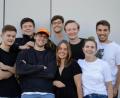 Bild: Labelbird
Das achtköpfige Team von Labelbird will kleine, regionale Modemarken groß rausbringen. Wir haben mit Lisa Bauer (vorne, rechts) und Robert Weckerling (hinten, Mitte) über das Konzept des Onlineshops gesprochen.