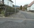 Bild: Portner
Die Straße „Dreifaltigkeit“ wird ihre Schlaglöcher verlieren. Die Vorplanung mit Vollausbau inclusive Kanalsanierung und neuer Wasserleitung lag im Stadtrat vor. Jetzt folgt die Ausschreibung der Leistungsphasen.