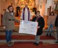 Bild: jr
Der Chor „Grazie A Dio“ überreichte in der Leonberger Pfarrkirche eine Spende in Höhe von 700 Euro an die Aktion Feuerkinder. Bei der Spendenübergabe mit dabei waren (von links) Chorleiterin Michaela Burger, Pfarrer Anton Witt, Schirmherrin Dr. Annemarie Schraml sowie die beiden Chorsänger Louisa und Martin Teubner.