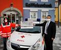 Bild: gz
Raiffeisenbank-Filialleiter Markus Dimper überreicht Helferin Corinna Völkl einen Scheck in Höhe von 2000 Euro.