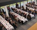 Bild: tr
Schulleiter Wolfgang Eckstein spricht in der neuen lichtdurchfluteten Aula zu den zahlreichen Ehrengästen.