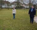 Bild: jr
Im Stadtpark „Wiendlwiese“ wird an Heiligabend ab 15.30 Uhr ein Wortgottesdienst mit Krippenspiel gefeiert. Bei der Vorbesprechung mit dabei waren (von links) Kaplan Daniel Schmid, Petra Landstorfer (Pfadfinder) und Bürgermeister Stefan Grillmeier.