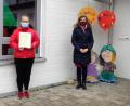Bild: wlr
Kindergartenleiterin Theresa Koch (links) durfte aus den Händen von Christina Apel die Urkunde für erfolgreiche Teilnahme am Coaching für Kitaverpflegung entgegennehmen. Pfarrer Heribert Englhardt freute sich über das tolle Engagement seines Kindergartenteams zum Wohle der Kinder.