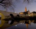 Archivbild: Armin Weigel
Die Regensburger Altstadt mit dem Dom Sankt Peter und der Steinernen Brücke im Abendlicht