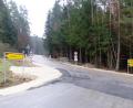 Bild: jp
Die Gemeindeverbindungsstraße Kastl–Utzenhofen Umelsdorf ist wieder frei befahrbar, da die Baufirma in die Winterpause gegangen ist. Allerdings ist bei der Durchfahrt Vorsicht geboten, da die Bankette noch nicht befestigt und die Leitplanken angebracht sind. Es gilt durchgehend Tempo 50.