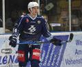 Bild: gb
Die Blue-Devils-Stürmer Louis Latta (Bild) und Martin Heinisch schieden am Sonntag bei der 1:3-Niederlage in Rosenheim verletzt aus. „Der Einsatz von beiden ist sehr, sehr fragwürdig“, sagt Trainer Ken Latta vor dem Heimspiel am Dienstag um 20 Uhr gegen den Höchstadter EC.