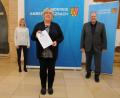 Bild: Christine Hollederer
Am liebsten hätten Landrat Richard Reisinger (rechts) und Linda Trager (links) allen ehrenamtlichen Helfern die Dankurkunde persönlich überreicht, aber das lässt die Pandemie derzeit nicht zu. Deshalb bekam Brigitta Hofmann (Mitte) stellvertretend für alle Unterstützer die Urkunde überreicht.