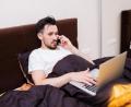 Bild: PantherMedia/InnerVisionPRO/exb
Keine gute Idee: Büroarbeiten sollte man nicht vom Bett aus erledigen.