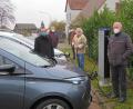 Bild: ow
Ab sofort können E-Fahrer ihre Autos in Neustadt am Kulm beim alten Feuerwehrhaus an der neuen Ladesäule der Energiegenossenschaft NEW eG aufladen. Zur Inbetriebnahme begrüßt Vorstandsvorsitzender Helmuth Wächter (rechts) die beiden Bürgermeister Wolfgang Haberberger (Mitte) und Helmut Schäffler (Zweiter von links). Pfarrer Hartmut Klausfelder (links) und Hans-Jürgen Ritter (Zweiter von rechts) stellen sich mit ihren E-Fahrzeuge ebenfalls an, um das Laden an der neuen Tanksäule zu testen.