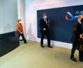 Bild: Bernd von Jutrczenka/dpa
Bundeskanzlerin Angela Merkel (CDU) verlässt mit Michael Müller (SPD,l), Regierender Bürgermeister von Berlin, Markus Söder (CSU, 2.v.r), Ministerpräsident von Bayern, und Olaf Scholz (SPD), Bundesfinanzminister, die Pressekonferenz im Bundeskanzleramt.