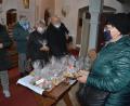 Bild: jr
Selbstgebackene Plätzchen gab es für die Senioren beim Hinausgehen aus der Pfarrkirche. Gebacken hatten die süßen Überraschungen die Mitglieder des Leonberger Seniorentreffs mit Seniorenbeauftragter Gertrud Männer (rechts).
