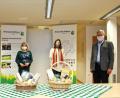 Bild: njn
Steinwald-Allianz Geschäftsführer Martin Schmid, die Projektmanagerinnen Eva Gibhardt und Elisabeth Waldeck sowie Bürgermeister Johannes Reger, Vorsitzender der Steinwald-Allianz (von links) präsentieren den Geschenkkorb. .