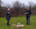 Bild: bk
Mandy Zwick und Andreas Schmid vom Elternbeirat ermitteln die Gewinner der Weihnachts-Tombola.